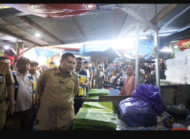 Wali Kota Makassar, Munafri Arifuddin saat melakukan inspeksi mendadak (sidak) di Pasar Pabaeng-baeng