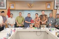 Wali Kota Makassar, Munafri Arifuddin, menerima cenderamata dari Direktur Utama Food Station Tjipinang Jaya, Karyawan Gunarso, saat kunjungan kerja Pemkot Makassar dalam rangka studi pendirian Perseroda Pangan dan Infrastruktur, di Jakarta, Kamis (31/7/2025).