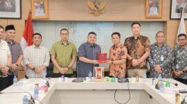 Wali Kota Makassar, Munafri Arifuddin, menerima cenderamata dari Direktur Utama Food Station Tjipinang Jaya, Karyawan Gunarso, saat kunjungan kerja Pemkot Makassar dalam rangka studi pendirian Perseroda Pangan dan Infrastruktur, di Jakarta, Kamis (31/7/2025).