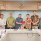 Wali Kota Makassar, Munafri Arifuddin, menerima cenderamata dari Direktur Utama Food Station Tjipinang Jaya, Karyawan Gunarso, saat kunjungan kerja Pemkot Makassar dalam rangka studi pendirian Perseroda Pangan dan Infrastruktur, di Jakarta, Kamis (31/7/2025).