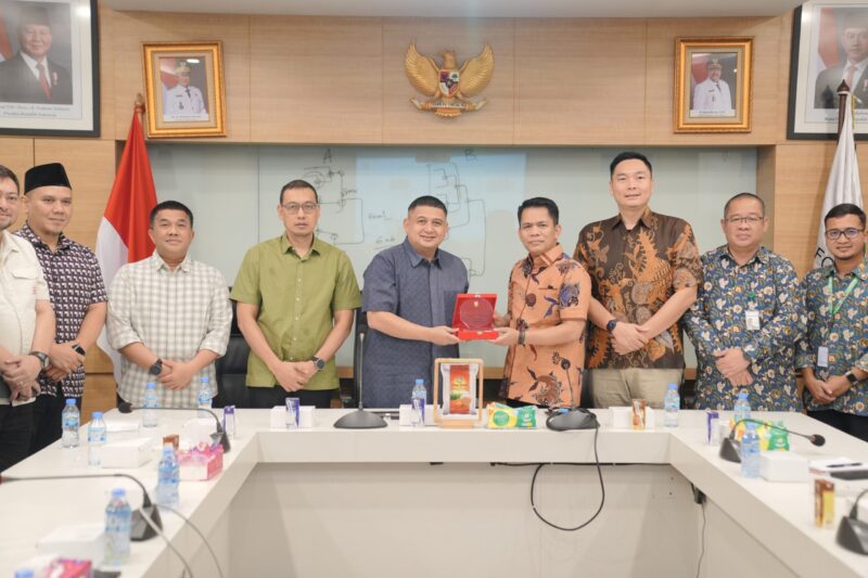 Wali Kota Makassar, Munafri Arifuddin, menerima cenderamata dari Direktur Utama Food Station Tjipinang Jaya, Karyawan Gunarso, saat kunjungan kerja Pemkot Makassar dalam rangka studi pendirian Perseroda Pangan dan Infrastruktur, di Jakarta, Kamis (31/7/2025).