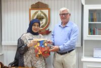 Wakil Wali Kota Makassar, Aliyah Mustika Ilham, menerima cenderamata dari perwakilan organisasi PUM Belanda, Mr. Joop Goossens, usai audiensi membahas kolaborasi pemberdayaan UMKM dan sektor pariwisata, di Balai Kota Makassar, Kamis (31/7/2025).