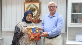 Wakil Wali Kota Makassar, Aliyah Mustika Ilham, menerima cenderamata dari perwakilan organisasi PUM Belanda, Mr. Joop Goossens, usai audiensi membahas kolaborasi pemberdayaan UMKM dan sektor pariwisata, di Balai Kota Makassar, Kamis (31/7/2025).
