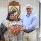 Wakil Wali Kota Makassar, Aliyah Mustika Ilham, menerima cenderamata dari perwakilan organisasi PUM Belanda, Mr. Joop Goossens, usai audiensi membahas kolaborasi pemberdayaan UMKM dan sektor pariwisata, di Balai Kota Makassar, Kamis (31/7/2025).