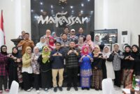 Wali Kota Makassar, Munafri Arifuddin, bersama para dosen dan guru besar ASPIKOM dari berbagai perguruan tinggi di Indonesia saat kunjungan silaturahmi di Baruga Angin Mamiri, Jumat (1/8/2025).
