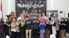 Wali Kota Makassar, Munafri Arifuddin, bersama para dosen dan guru besar ASPIKOM dari berbagai perguruan tinggi di Indonesia saat kunjungan silaturahmi di Baruga Angin Mamiri, Jumat (1/8/2025).