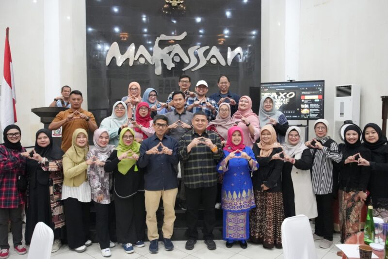 Wali Kota Makassar, Munafri Arifuddin, bersama para dosen dan guru besar ASPIKOM dari berbagai perguruan tinggi di Indonesia saat kunjungan silaturahmi di Baruga Angin Mamiri, Jumat (1/8/2025).