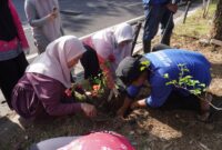 Ketua TP PKK Makassar, Melinda Aksa, bersama petugas dan pengurus organisasi perempuan menanam pohon bougenville di kawasan Anjungan Pantai Losari, Jumat (1/8/2025), sebagai bagian dari program Jumat Bersih.