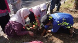 Ketua TP PKK Makassar, Melinda Aksa, bersama petugas dan pengurus organisasi perempuan menanam pohon bougenville di kawasan Anjungan Pantai Losari, Jumat (1/8/2025), sebagai bagian dari program Jumat Bersih.