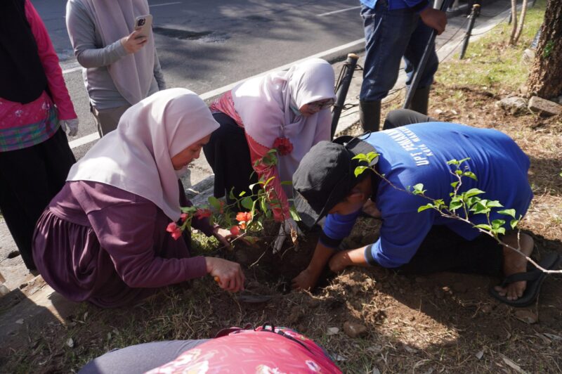 Ketua TP PKK Makassar, Melinda Aksa, bersama petugas dan pengurus organisasi perempuan menanam pohon bougenville di kawasan Anjungan Pantai Losari, Jumat (1/8/2025), sebagai bagian dari program Jumat Bersih.