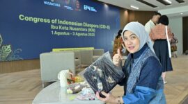 Wakil Wali Kota Makassar, Aliyah Mustika Ilham, menunjukkan produk UMKM lokal dalam forum 