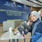 Wakil Wali Kota Makassar, Aliyah Mustika Ilham, menunjukkan produk UMKM lokal dalam forum 