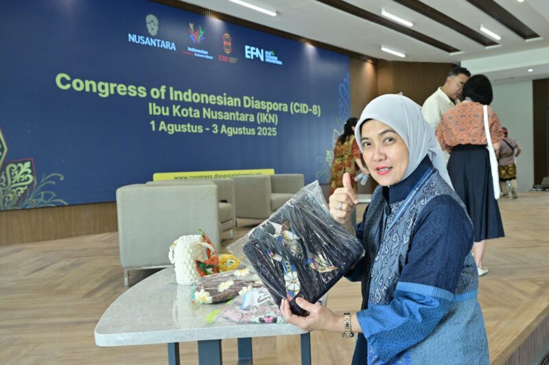 Wakil Wali Kota Makassar, Aliyah Mustika Ilham, menunjukkan produk UMKM lokal dalam forum 