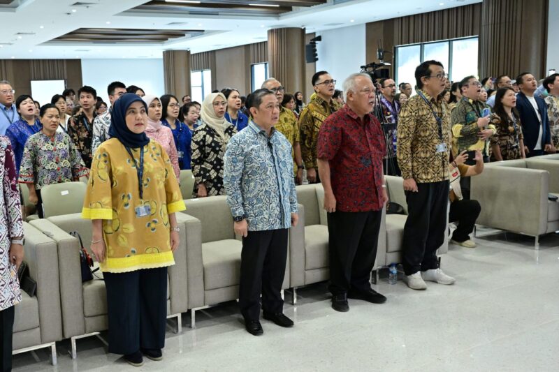 Wakil Wali Kota Makassar, Aliyah Mustika Ilham (berkerudung biru), bersama para tokoh nasional mengikuti pembukaan Kongres Diaspora Indonesia ke-8 di Gedung Kemenko 3, IKN, Sabtu (2/8/2025).