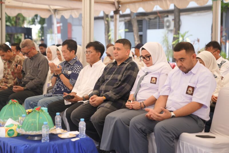 Wali kota makassar, Munafri Arifuddin bersama Andi Ina Kartika sari dalam kegiatan Pelantikan Ketua Ikatan Alimni SMA Negeri 1 Makassar.