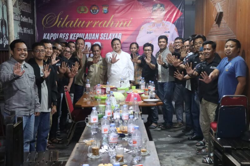 kapolres selayar Didi Imawan, S.Ik, SH, M.Tr.Mil didampingi Kasat Reksrim, Kasat Intel dan Kanit Tipikor dalam kegiatan silaturahmi dan Pers Kabupaten Kepulauan Selayar