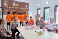 Kapolres Kepulauan Selayar Didid Imawan, S.Ik, S.H, M.Tr (Mil) didampingi Kasat Resnarkoba IPTU Suhardiman Polres Kepulauan Selayar pada Press Realese Penemuan Barang Yang ddiduga Narkotika Golongan I Jenis Shabu.