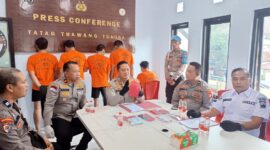 Kapolres Kepulauan Selayar Didid Imawan, S.Ik, S.H, M.Tr (Mil) didampingi Kasat Resnarkoba IPTU Suhardiman Polres Kepulauan Selayar pada Press Realese Penemuan Barang Yang ddiduga Narkotika Golongan I Jenis Shabu.