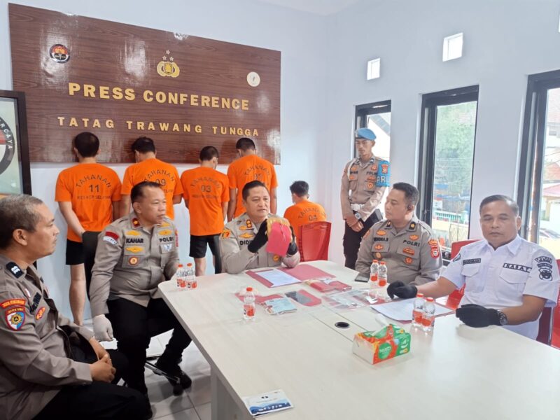 Kapolres Kepulauan Selayar Didid Imawan, S.Ik, S.H, M.Tr (Mil) didampingi Kasat Resnarkoba IPTU Suhardiman Polres Kepulauan Selayar pada Press Realese Penemuan Barang Yang ddiduga Narkotika Golongan I Jenis Shabu.