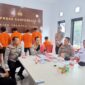 Kapolres Kepulauan Selayar Didid Imawan, S.Ik, S.H, M.Tr (Mil) didampingi Kasat Resnarkoba IPTU Suhardiman Polres Kepulauan Selayar pada Press Realese Penemuan Barang Yang ddiduga Narkotika Golongan I Jenis Shabu.