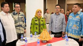 Wakil Wali Kota Makassar, Aliyah Mustika Ilham, bersama jajaran Forkopimda dan penyelenggara pemilu saat membuka kegiatan Penguatan Kelembagaan Pengawas Pemilu yang digelar Bawaslu Kota Makassar di Arthama Hotel, Kamis (7/8/2025).