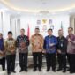 Wali Kota Makassar, Munafri Arifuddin, bersama Kepala BNN Provinsi Sulsel, Brigjen Pol. Budi Sajidin, dan jajaran usai penandatanganan MoU penguatan program P4GN serta rencana pembentukan BNNK Makassar di Balai Kota, Kamis (7/8/2025).
