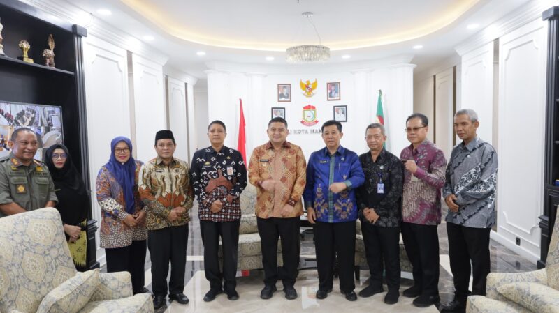 Wali Kota Makassar, Munafri Arifuddin, bersama Kepala BNN Provinsi Sulsel, Brigjen Pol. Budi Sajidin, dan jajaran usai penandatanganan MoU penguatan program P4GN serta rencana pembentukan BNNK Makassar di Balai Kota, Kamis (7/8/2025).