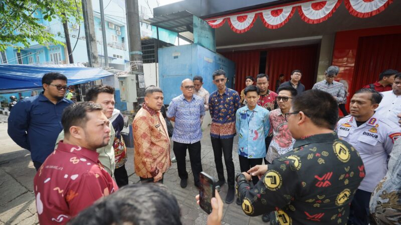 Wali Kota Makassar, Munafri Arifuddin, bersama jajaran OPD meninjau pemasangan kabel fiber optik di kawasan Bonto Lempangan saat sidak penertiban infrastruktur jaringan telekomunikasi, Kamis (7/8/2025).