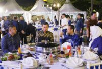 Wali Kota Makassar Munafri Arifuddin bersama Gubernur Sulsel Andi Sudirman Sulaiman dan tamu undangan menikmati jamuan Gala Dinner penyambutan peserta Rakernas Partai NasDem di Anjungan Pantai Losari, Kamis malam (7/8/2025).