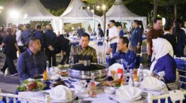Wali Kota Makassar Munafri Arifuddin bersama Gubernur Sulsel Andi Sudirman Sulaiman dan tamu undangan menikmati jamuan Gala Dinner penyambutan peserta Rakernas Partai NasDem di Anjungan Pantai Losari, Kamis malam (7/8/2025).