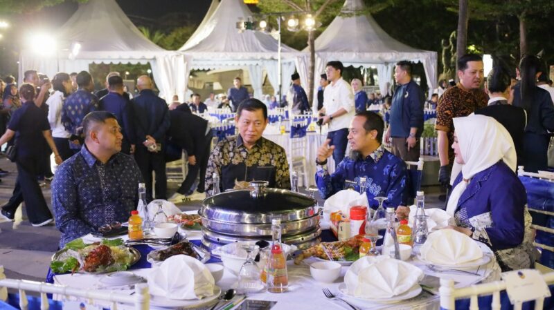 Wali Kota Makassar Munafri Arifuddin bersama Gubernur Sulsel Andi Sudirman Sulaiman dan tamu undangan menikmati jamuan Gala Dinner penyambutan peserta Rakernas Partai NasDem di Anjungan Pantai Losari, Kamis malam (7/8/2025).