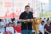 Wali Kota Makassar, Munafri Arifuddin, memberikan sambutan pada kegiatan Jumat Bersih di perbatasan Kecamatan Wajo dan Bontoala, 8 Agustus 2025.