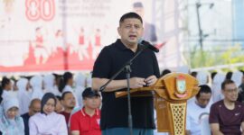 Wali Kota Makassar, Munafri Arifuddin, memberikan sambutan pada kegiatan Jumat Bersih di perbatasan Kecamatan Wajo dan Bontoala, 8 Agustus 2025.