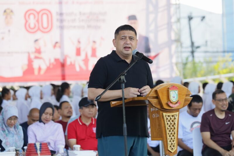 Wali Kota Makassar, Munafri Arifuddin, memberikan sambutan pada kegiatan Jumat Bersih di perbatasan Kecamatan Wajo dan Bontoala, 8 Agustus 2025.