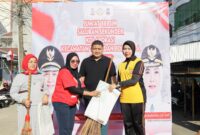 Wali Kota Makassar, Munafri Arifuddin, bersama Wakil Wali Kota Aliyah Mustika Ilham dan peserta kegiatan "Jumat Bersih" berpose usai kerja bakti membersihkan saluran sekunder, kolaborasi Kecamatan Wajo dan Bontoala.
