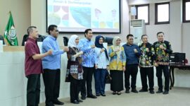 MAKASSAR, allnatsar.id — Pemerintah Kota Makassar kembali menjadi tujuan studi bagi sejumlah kepala daerah dari berbagai penjuru Indonesia.

Hari ini, Jumat (8/8/2025). Wali Kota Makassar Munafri Arifuddin bersama Wakil Wali Kota Makassar Aliyah Mustika Ilham (Munafri-Aliyah), menerima kunjungan kehormatan dari para pimpinan daerah yang ingin belajar langsung dari berbagai inovasi pemerintahan yang telah sukses diterapkan di Kota Makassar.

Rombongan tersebut terdiri dari Wali Kota Dumai H. Paisal, Wakil Wali Kota Samarinda Saefuddin Zuhri, Wakil Wali Kota Banjarmasin Hj. Ananda, Wakil Wali Kota Pagar Alam Hj. Berta, Wakil Bupati Kayong Utara Amru Chanwari, Wakil Bupati Pulang Pisau Ahmad Jayadikarta, Wakil Bupati Magetan Suyatni Priasmoro, serta Wakil Wali Kota Kendari Sudirman.

Dalam pertemuan yang berlangsung hangat di Balai Kota Makassar, para kepala daerah ini mengaku terinspirasi oleh pendekatan inovatif Pemerintah Kota Makassar dalam berbagai sektor, mulai dari pelayanan publik, pengelolaan kota berbasis teknologi, hingga partisipasi masyarakat dalam pembangunan.

Wakil Wali Kota Samarinda, Saefuddin Zuhri, secara khusus menyampaikan apresiasinya terhadap sambutan hangat yang diberikan oleh jajaran Pemkot Makassar.

Ia menilai, banyak pembelajaran yang bisa diambil dari tata kelola pemerintahan di Kota Makassar, termasuk pentingnya membangun kolaborasi antarpimpinan daerah untuk kemajuan bersama.

