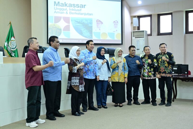 MAKASSAR, allnatsar.id — Pemerintah Kota Makassar kembali menjadi tujuan studi bagi sejumlah kepala daerah dari berbagai penjuru Indonesia.

Hari ini, Jumat (8/8/2025). Wali Kota Makassar Munafri Arifuddin bersama Wakil Wali Kota Makassar Aliyah Mustika Ilham (Munafri-Aliyah), menerima kunjungan kehormatan dari para pimpinan daerah yang ingin belajar langsung dari berbagai inovasi pemerintahan yang telah sukses diterapkan di Kota Makassar.

Rombongan tersebut terdiri dari Wali Kota Dumai H. Paisal, Wakil Wali Kota Samarinda Saefuddin Zuhri, Wakil Wali Kota Banjarmasin Hj. Ananda, Wakil Wali Kota Pagar Alam Hj. Berta, Wakil Bupati Kayong Utara Amru Chanwari, Wakil Bupati Pulang Pisau Ahmad Jayadikarta, Wakil Bupati Magetan Suyatni Priasmoro, serta Wakil Wali Kota Kendari Sudirman.

Dalam pertemuan yang berlangsung hangat di Balai Kota Makassar, para kepala daerah ini mengaku terinspirasi oleh pendekatan inovatif Pemerintah Kota Makassar dalam berbagai sektor, mulai dari pelayanan publik, pengelolaan kota berbasis teknologi, hingga partisipasi masyarakat dalam pembangunan.

Wakil Wali Kota Samarinda, Saefuddin Zuhri, secara khusus menyampaikan apresiasinya terhadap sambutan hangat yang diberikan oleh jajaran Pemkot Makassar.

Ia menilai, banyak pembelajaran yang bisa diambil dari tata kelola pemerintahan di Kota Makassar, termasuk pentingnya membangun kolaborasi antarpimpinan daerah untuk kemajuan bersama.

