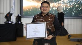 Foto Wali Kota Makassar memengang penghargaan