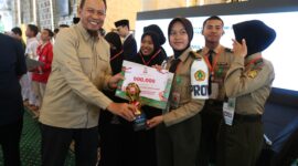 Kepala Bagian Kesra Kota Makassar, Muhammad Syarief, menyerahkan hadiah kepada pemenang lomba Cerdas Cermat Islami pada Expo Hifdzi Qur’an dan Keterampilan tingkat SMA/SMK di Masjid Raya Makassar, 10 Agustus 2025.