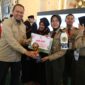 Kepala Bagian Kesra Kota Makassar, Muhammad Syarief, menyerahkan hadiah kepada pemenang lomba Cerdas Cermat Islami pada Expo Hifdzi Qur’an dan Keterampilan tingkat SMA/SMK di Masjid Raya Makassar, 10 Agustus 2025.
