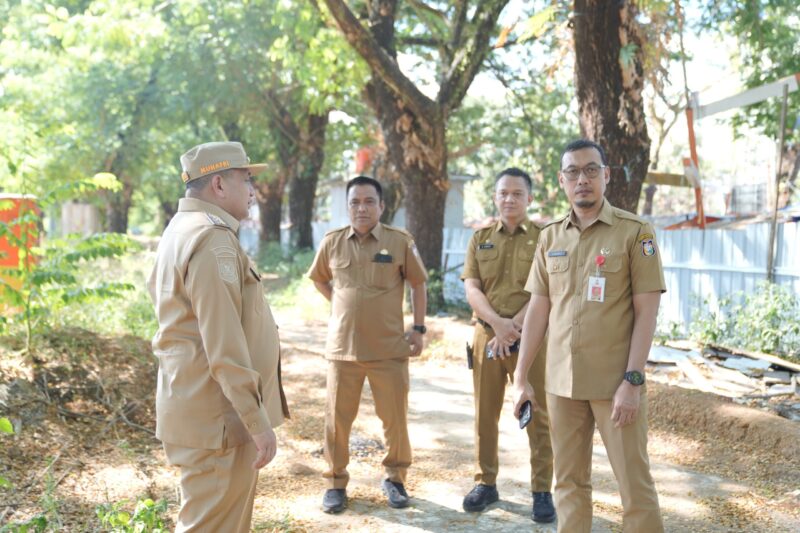 Wali Kota Makassar, Munafri Arifuddin, meninjau lokasi revitalisasi Lapangan Karebosi didampingi Sekda Andi Zulkufly Nanda dan jajaran Pemkot Makassar, Senin (11/8/2025).