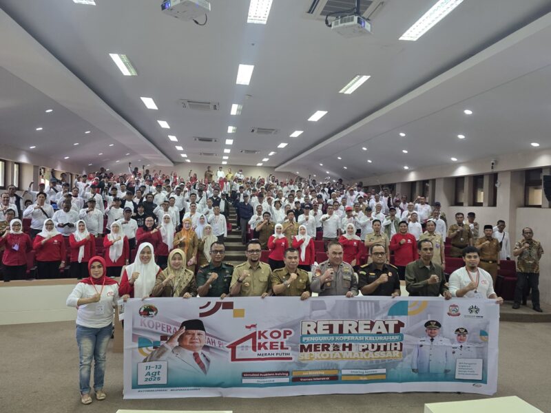 Asisten II Bidang Perekonomian dan Pembangunan Setda Kota Makassar, Zainal Ibrahim, bersama Forkopimda melepas 200 pengurus Koperasi Merah Putih untuk mengikuti retreat di Malino, Gowa, Senin (11/8/2025).