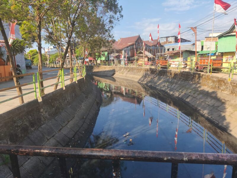 Kanal Sirijala di Kecamatan Panakkukang, Makassar, tampak bersih dan rapi usai aksi pembersihan massal kolaborasi Pemkot Makassar, TNI, Polri, dan warga setempat.