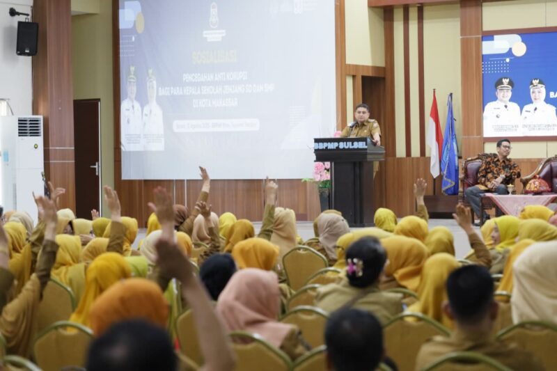 Wali Kota Makassar, Munafri Arifuddin, memberikan sambutan pada Sosialisasi Pencegahan Anti-Korupsi bagi kepala sekolah SD dan SMP se-Kota Makassar di Aula BBPMP Sulsel, Selasa (12/8/2025).