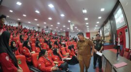 Wali Kota Makassar, Munafri Arifuddin, membawakan materi pada PKKMB Fakultas Hukum Unhas 2025 di Baruga Prof. Dr. H. Baharuddin Lopa, S.H., Selasa (12/8/2025).