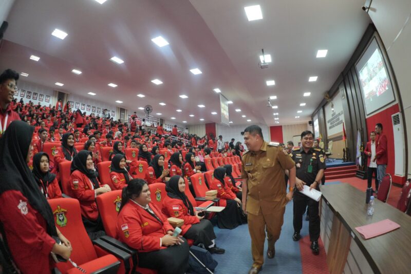 Wali Kota Makassar, Munafri Arifuddin, membawakan materi pada PKKMB Fakultas Hukum Unhas 2025 di Baruga Prof. Dr. H. Baharuddin Lopa, S.H., Selasa (12/8/2025).