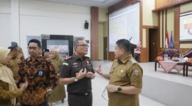 Wali Kota Makassar, Munafri Arifuddin, berbincang dengan Kepala Kejari Makassar, Nauli Rahim Siregar, usai sosialisasi pencegahan korupsi bagi kepala sekolah SD dan SMP se-Kota Makassar di Aula BBPMP Sulsel, Selasa (12/8/2025).