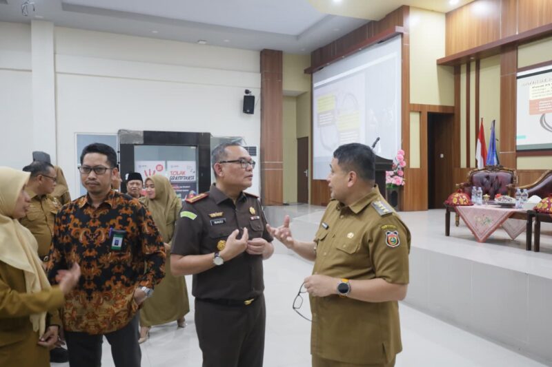 Wali Kota Makassar, Munafri Arifuddin, berbincang dengan Kepala Kejari Makassar, Nauli Rahim Siregar, usai sosialisasi pencegahan korupsi bagi kepala sekolah SD dan SMP se-Kota Makassar di Aula BBPMP Sulsel, Selasa (12/8/2025).