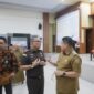 Wali Kota Makassar, Munafri Arifuddin, berbincang dengan Kepala Kejari Makassar, Nauli Rahim Siregar, usai sosialisasi pencegahan korupsi bagi kepala sekolah SD dan SMP se-Kota Makassar di Aula BBPMP Sulsel, Selasa (12/8/2025).