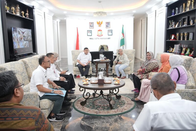 Wali Kota Makassar, Munafri Arifuddin, menerima audiensi WALHI Sulsel dan Kelompok Perempuan Pejuang Air Bersih (Paras) Kecamatan Tallo di Balai Kota Makassar, Rabu (13/8/2025), membahas percepatan sambungan air bersih di tiga kelurahan yang telah puluhan tahun tidak teraliri PDAM.